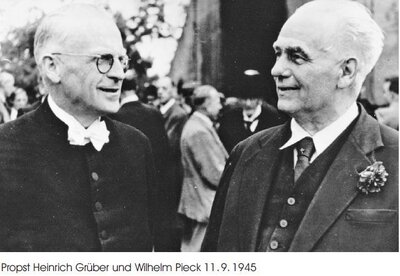 Vorschaubild: Ein Empfang: Propst Heinrich Grüber bei einem Empfang mit Wilhelm Pieck, 11. September 1945 - Ullstein Archiv Berlin