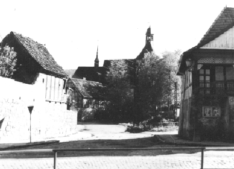Bild: Rechts das Rathaus-Links die abgerissene Scheune