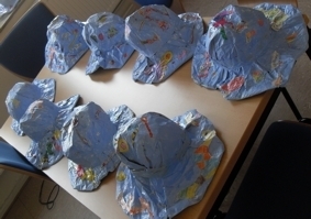 Bild: Besonders hat mir heute das Malen für den 'Himmelblau'-Hut gefallen. Ich hatte heute meinen 1. Projekttag. Da mussten wir uns ganz schön beeilen, damit ich auch noch einen Hut bekomme.(Juliane)
