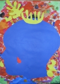 Bild: Bei der Aufgabenstellung konnten die Kinder zwischen dem Stillleben und der Personendarstellung wählen. Einige Kinder bearbeiteten auch beide.Bei der Gestaltung der Matisse Bilder ist es wichtig, den Hintergrund dekorativ zu gestalten und saubere, leuchtende Farben zu verwenden.
