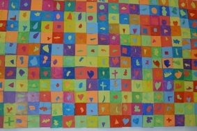Bild: Wandbild nach Matisse Jedes Kind hat ein Blatt mit neun kleinen Kästchen gestaltet.Anschließend wurden die einzelnen Blätter auf der Rückseite aneinander geklebt und so entstand ein riesiges Wandbild.
