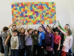 Bild: Stolz präsentieren die Kinder der Matisse-Gruppe ihr Wandbild.