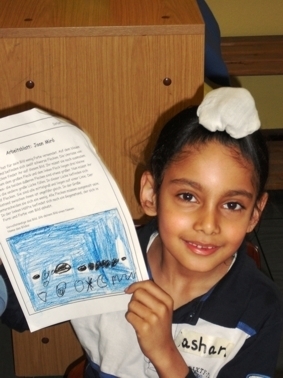 Bild: MittwochAm dritten und vierten Tag durften wir dann aus verschiedenen Angeboten wählen:- Texte über Miró lesen und ein Plakat gestalten- Im Stil von Miró Postkarten malen- Frei im Stil von Miró malen- Eine Vorlage mithilfe eines Lesetextes zu Ende malen- Aus einzelnen Bildteilen Mirós ein eigenes Kunstwerk gestalten- Vorlagen ausmalen