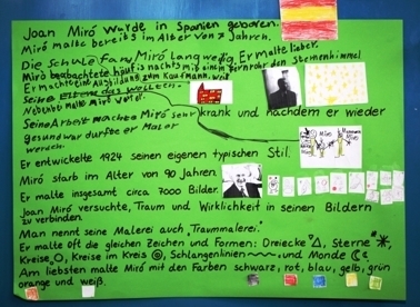 Bild: Gemeinsam haben wir das Plakat erstellt.Ich habe einen Sternenhimmel gemalt, weil Miró gerne die Sterne beobachtet hat. (Thomas).Ich habe die Schule gemalt, die Miró langweilig fand. (Leon)Wie die spanische Flagge aussieht, fanden Birat und Thomas heraus.