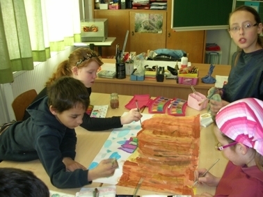 Bild: Wir waren die letzte Gruppe an dieser Malstation.Es ist doch erstaunlich, was für Ergebnisse herauskommen, wenn viele Kinder an einem Bild arbeiten.