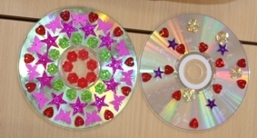 Bild: Farbig glänzendePailletten auf brilliantschillernden CDs