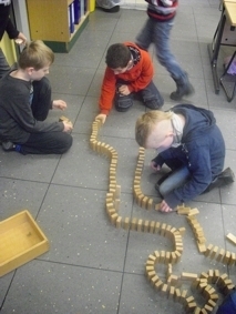 Bild: 2. Tag: Am zweiten Tag machten wir uns alle zusammen daran einen kleinen Parcour für eine „Pustebahn“ zu bauen.
