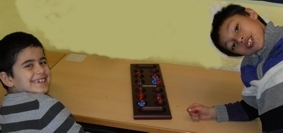 Bild: Wir spielen Mancala (und strahlen nicht nur in die Kamera ;o)