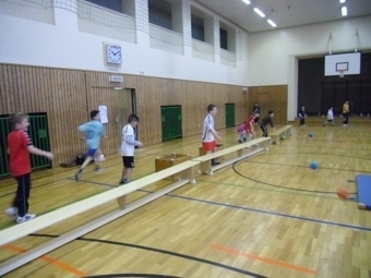 Bild: Schön war es auch, als wir am Schluss Zombieball und Fußball gespielt haben. Cool fand ich, dass Frau Berlin mitgespielt hat. Insgesamt fand ich alles gut, super und lustig.(Roche, 4a)