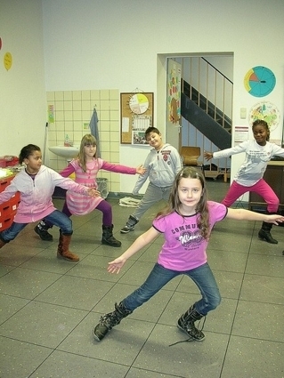 Bild: Bei dem Tanzspiel „La Bamba“ dachte sich immer derjenige, der in der Mitte war, einen Tanzschritt bzw. eine Tanzbewegung aus, den bzw. die alle nachmachen mussten.