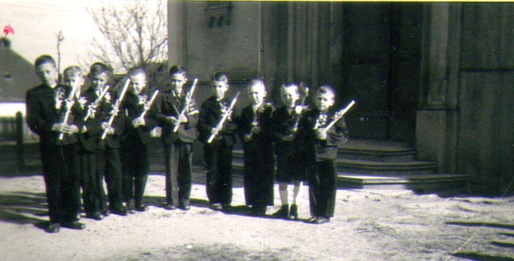 Bild: Erstkommunion in Rosternitz vor der Kirche  1943, dritter von rechts ist Stefan Hross, RO 56