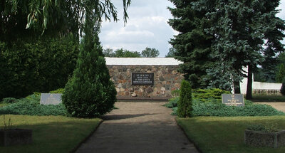 Vorschaubild: Denkmal/ Gedenksteine Gemeinschaftsgrab neben der Evangelischen Kirche Tröbitz