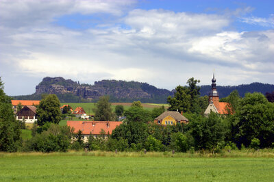 Vorschaubild: Blick von Reinhardtsdorf mit Kirche zu den Schrammsteinen