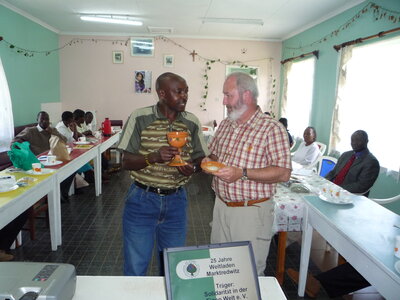 Vorschaubild: Töpfermeister Josef von der Caritas-Behinderten-Einrichtung in Nanyuki überreicht Ulrich Frey ein Gastgeschenk