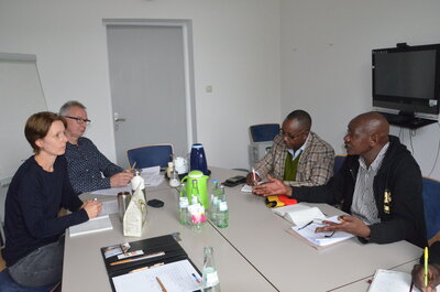 Vorschaubild: Br. David Muchoki, Nicholas Wambugu und Steven Waweru kommen zu einem mehrwöchigen Partnerbesuch nach Deutschland. Eine Station dabei ist die Afrika-Abteilung in der Zentrale vom Kirchlichen Hilfswerk Misereor in Aachen.