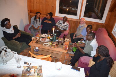 Vorschaubild: Es spricht sich schnell herum, wenn Gäste aus Kenya nach Deutschland kommen. Kein Wunder, dass bei Markus Reithmeier das Haus aus allen Nähten platzte, als er zu einem Kenyanischen Abend einlud