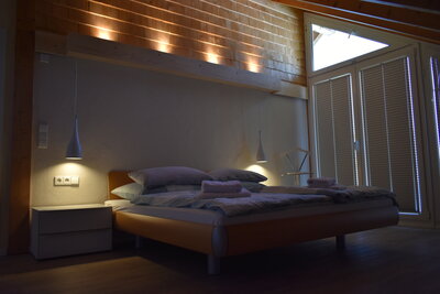 Vorschaubild: Schlafzimmer mit Bett 200x180