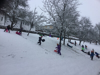 Vorschaubild: Sportunterricht im Schnee 2020 Was für ein Spaß! Dank der schönen Schneelage hat die 2a einfach den Sportunterricht nach draußen verlegt - auf die Obstwiese vor den Klassenzimmern.