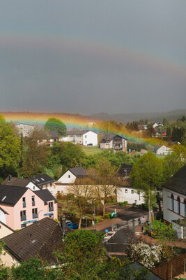 Vorschaubild: Mai 2020 in Dahlem Ein doppelter Regenbogen über der Schule: Alles wird gut! 1. Mai 2020: Ein doppelter Regenbogen über der Schule #regenbogengegencorona