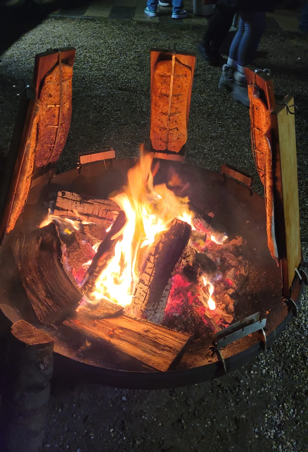 Flammlachs beim Weihnachtsmarkt 2025  (Bild vergr&ouml;&szlig;ern)
