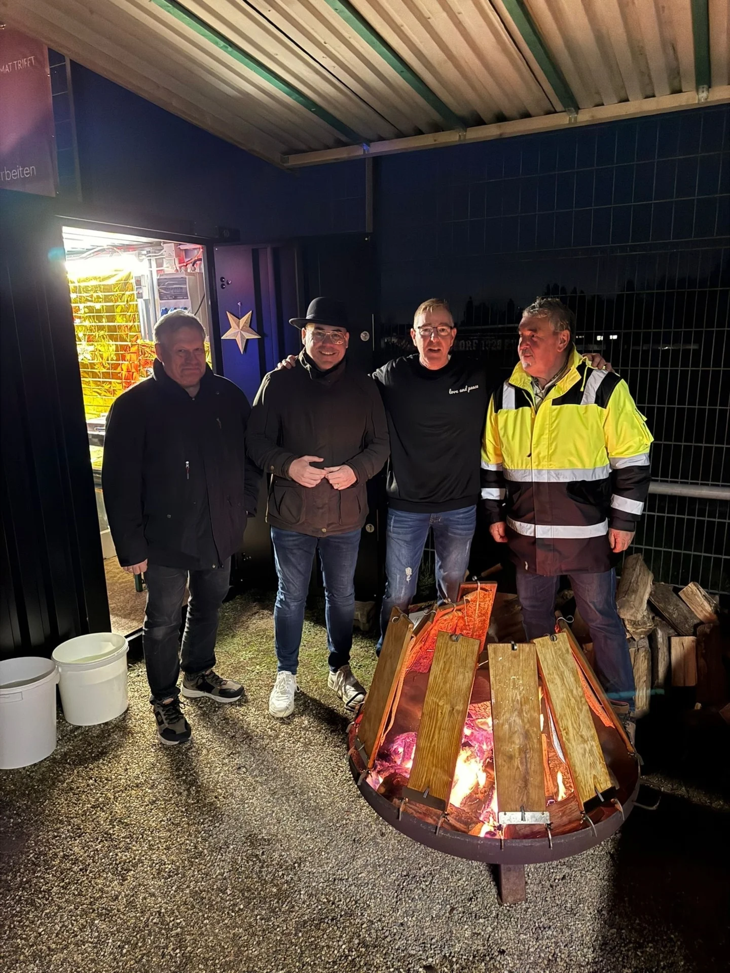 Weihnachtsmarkt 2025 am Flammlachsstand PGR Mezger, BM Eheim, GR Frittmann, Gei&szlig;ler  (Bild vergr&ouml;&szlig;ern)