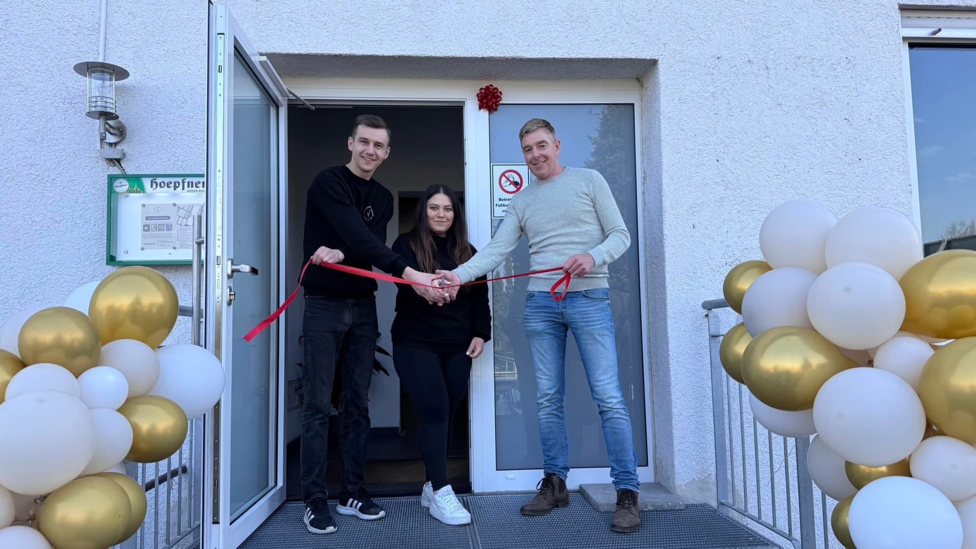 Neuer&ouml;ffnung Clubhaus am 08.03.2025; P&auml;chterpaar Gisha und Jovana und Vorstand Alexander Gei&szlig;ler  (Bild vergr&ouml;&szlig;ern)