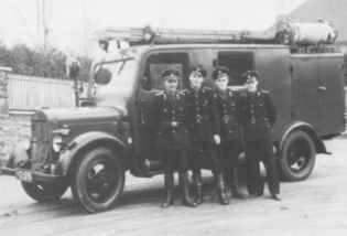 Vorschaubild: Berufswache Apolda mitMercedes LF 8 im Jahr 1945	Fire Police mit einemFahrzeug Opel LF 15 im Jahr 1945