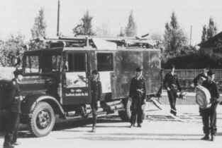 Vorschaubild: Fire Police mit einemFahrzeug Opel LF 15 im Jahr 1945