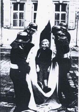 Vorschaubild: Rettungsübung miteinem Rutschtuch 1953