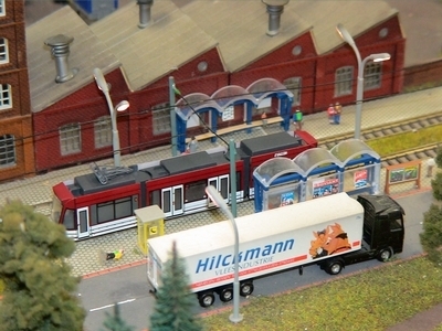 Bild: Hödl Linie 8 - Combino Erfurt N 3tlg - An der Haltestelle Industriegebiet