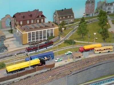 Bild: Hödl Linie 8 - Combino Erfurt N 3tlg - vor dem