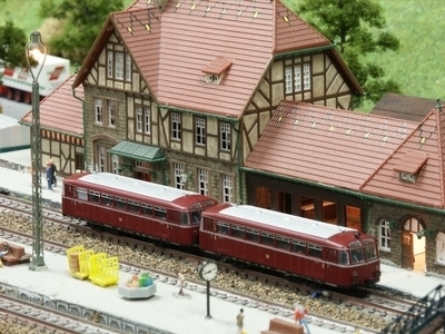 Bild: Schienenbus im Bahnhof