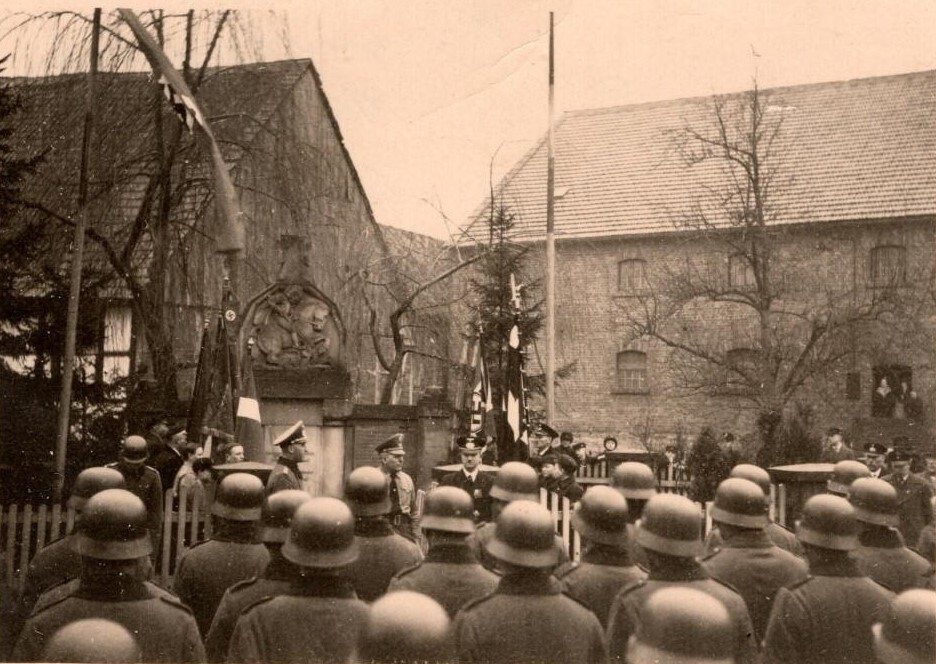 Bild: Kriegerehrenmal an der alten Stelle (vor 1955)