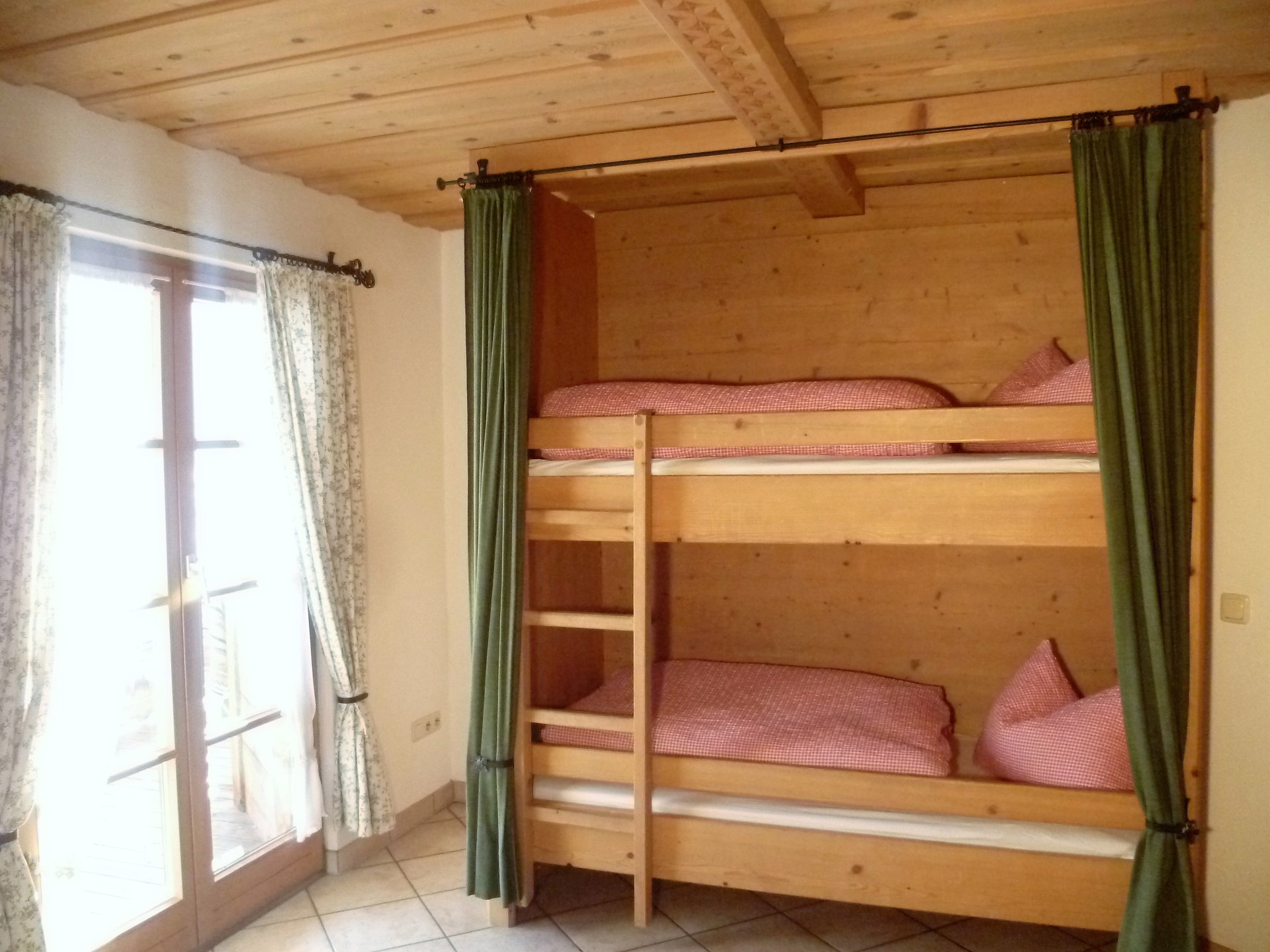 Stockbett im Wohnraum  (Bild vergr&ouml;&szlig;ern)
