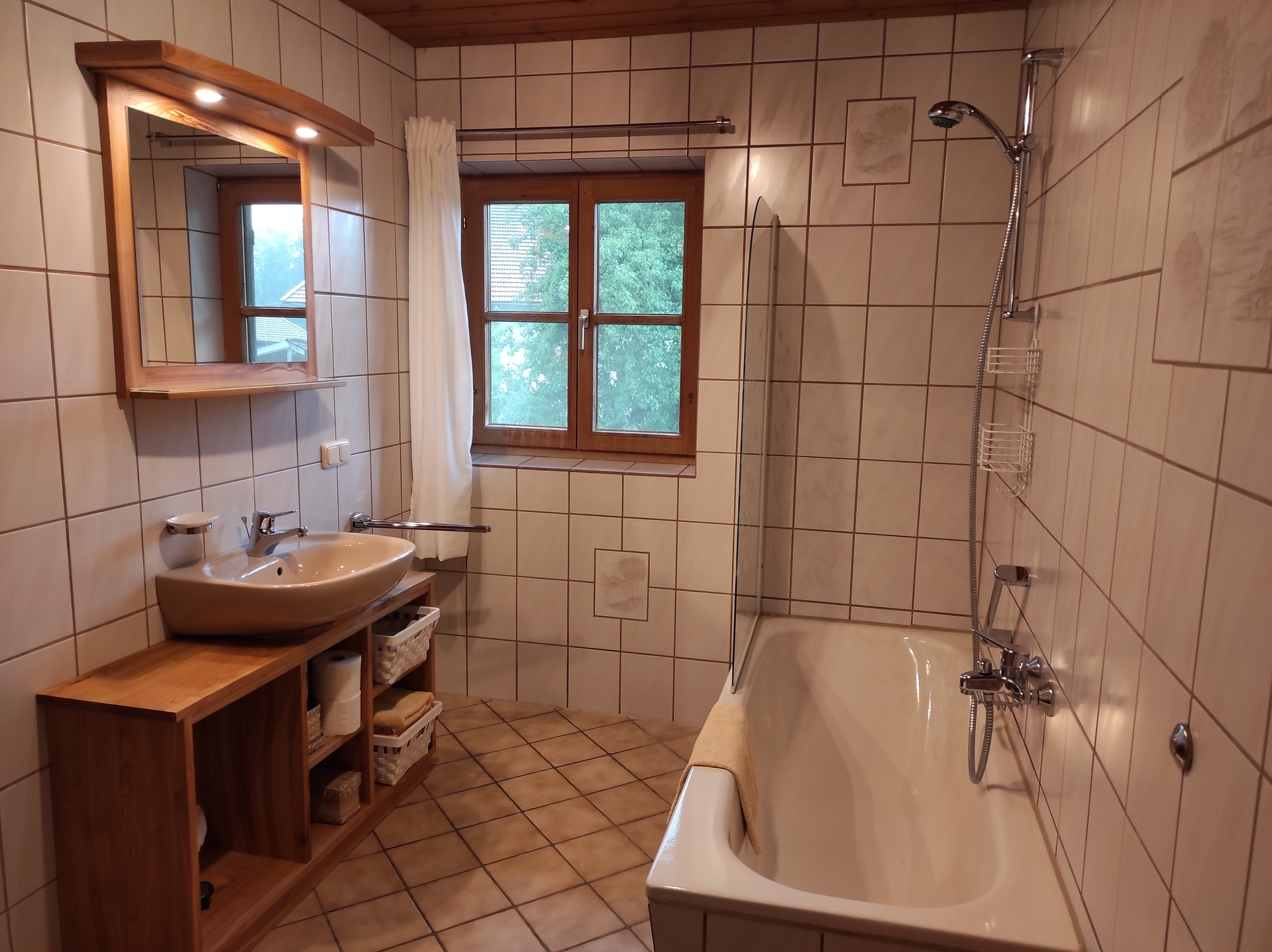 Badezimmer  (Bild vergr&ouml;&szlig;ern)