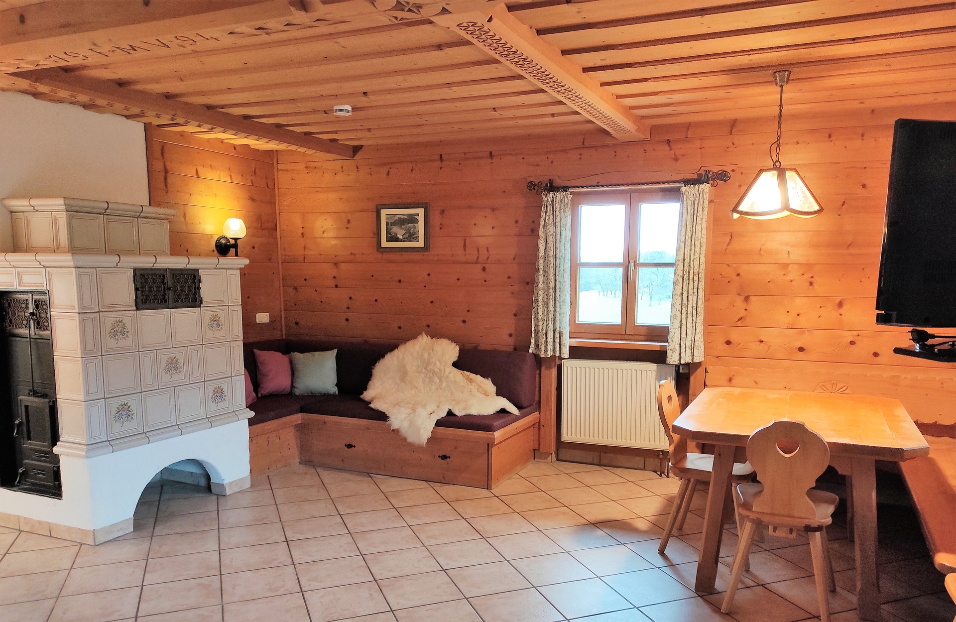 Kachelofen mit Schlaf-Kanapee  (Bild vergr&ouml;&szlig;ern)