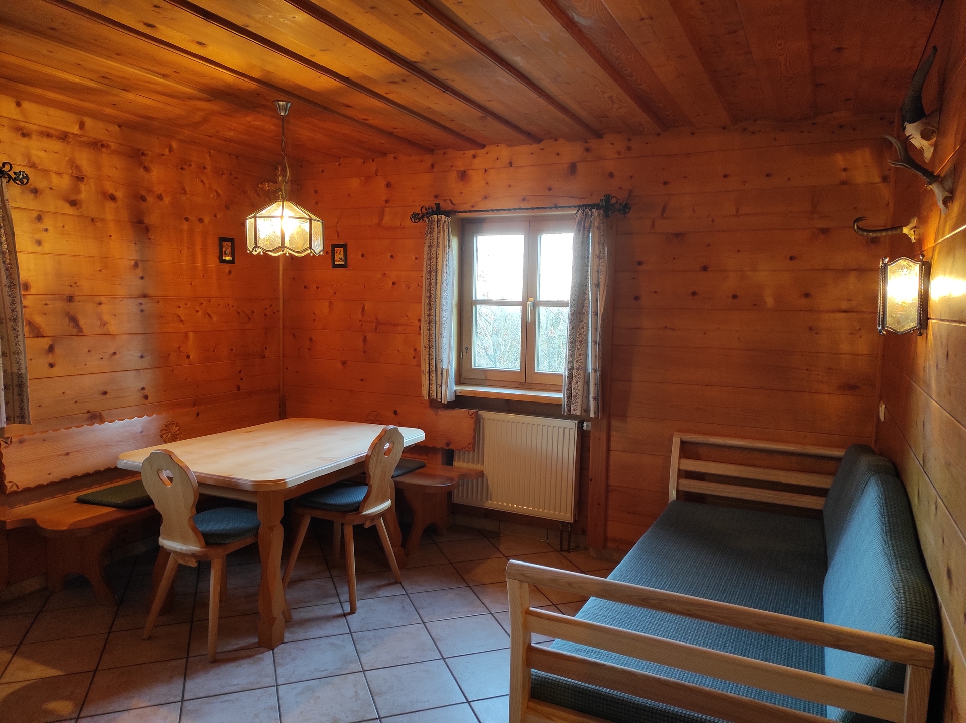 Wohnzimmer mit Kanapee  (Bild vergr&ouml;&szlig;ern)
