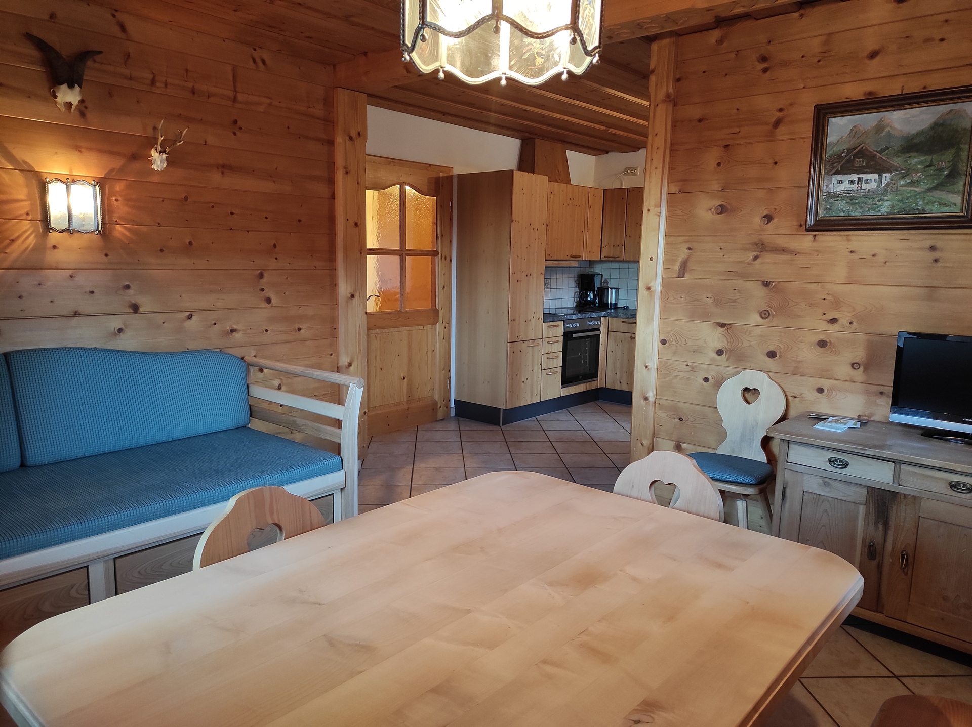 Wohnzimmer mit K&uuml;che im Hintergrund  (Bild vergr&ouml;&szlig;ern)