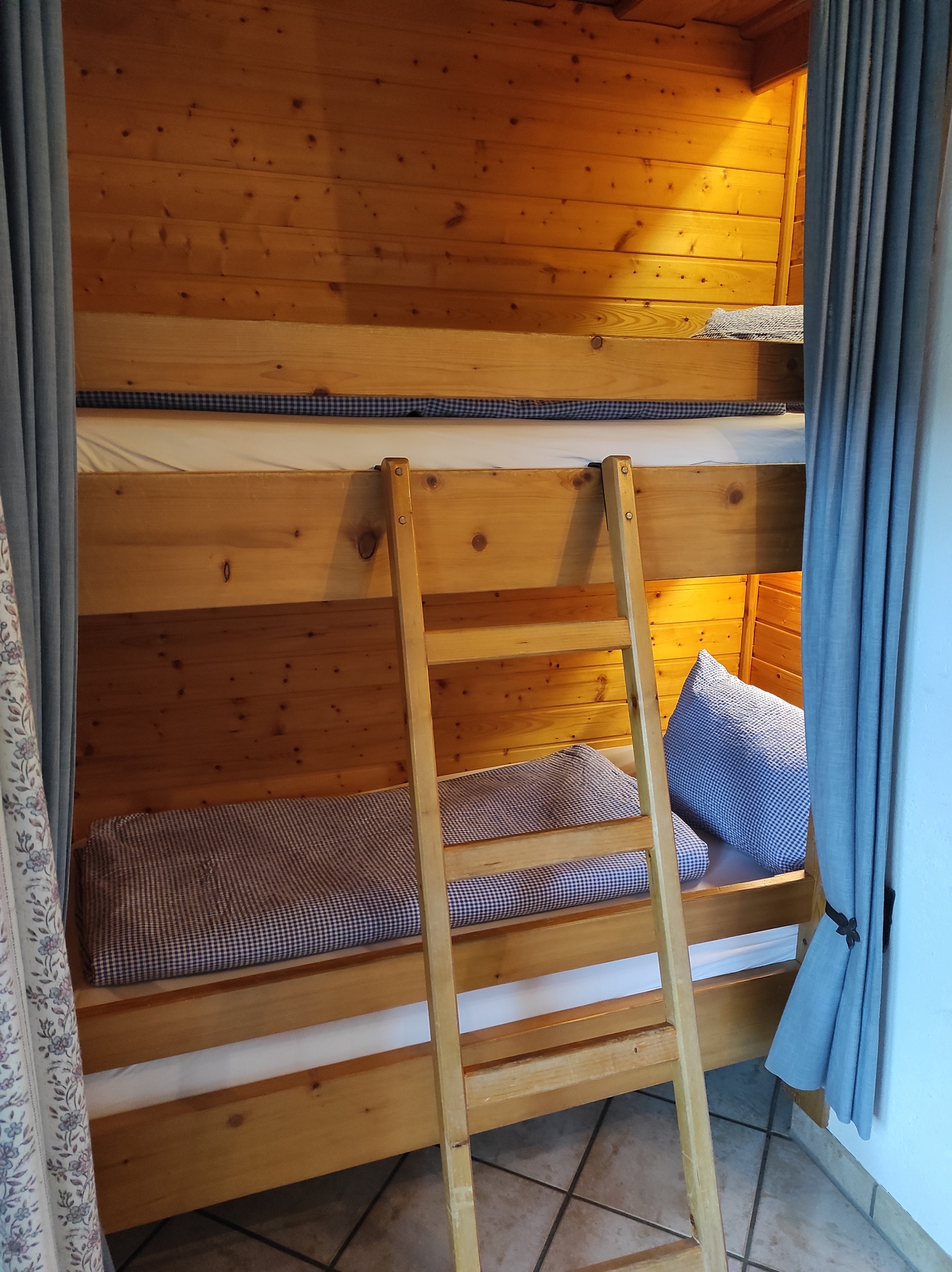 Stockbett  (Bild vergr&ouml;&szlig;ern)