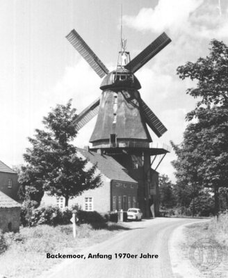 Vorschaubild: Die Mühle Backemoor wurde bei einem  Brand am 17.Juli 1975 zerstört. Während Renovierungsarbeiten brach plötzlich ein Brand aus, der von der stolzen Mühle in kurzer Zeit nur rauchende Trümmer zurückließ.