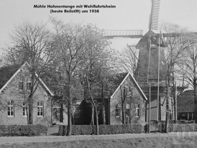 Vorschaubild: 1864 erhielt Müllermeister Hinrich Eilers aus Hinte die Konzession zum Bau einer Windmühle. Der Bau der 2-stöckigen Mühle Hahnentange erfolgte 1865.
