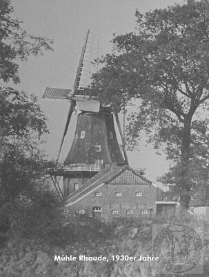 Vorschaubild: Bereits in der Ostfrieslandkarte von Ubbo Emmius aus dem Jahre 1595 ist zwischen Rhaude und Holte eine Bockwindmühle eingezeichnet. Die hier abgebildete 2-stöckige Galerieholländermühle Rhaude wurde 1852 als Korn- und Peldemühle durch Wilke Gerdes Pooker neu erbaut.