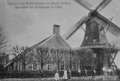 Vorschaubild: Um 1910 wurde dies Foto der stattlichen Mühle Rinzeldorf aufgenommen. Für den Fotografen stellte sich vorne die Müllerfamilie Fokken mit ihren Arbeitern auf. Eine kleinere Vorgängermühle von Ihno Deecken Schlang stand bereits ab ca. 1789 in Rinzeldorf.