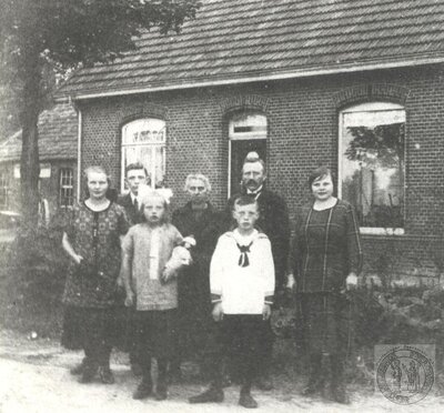 Vorschaubild: Die Familie des Schmiedes Arnold Straatmann wohnte an der Landstraße (heute B 438). Fotoquelle: Egon Taute.