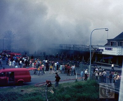 Vorschaubild: Großeinsatz der Feuerwehr am 20.08.1973, als das Geschäftshaus Wreesmann abbrannte. Fotoquelle: Egon Taute.