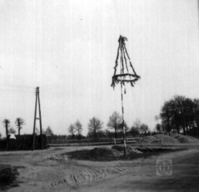 Vorschaubild: Als der Idafehnkanal zugeschüttet wurde, entstand dieses Foto vom Maibaum in der Nähe des Utender Kanals. Aufnahme um 1956.