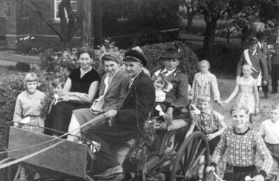 Vorschaubild: Schützenfest 1958 in Ostrhauderfehn. Auf der Kutsche sieht man vorne links Agathe Duis.  Der Kutscher ist Gerd van Dieken, links neben ihm Frieda Rittinghaus. Hinten sitzt Schützenkönig Klaas Roskam, der bereits 1938 Schützenkönig war. Seine Tochter Hannelore darf auf dem Schoß sitzend mitfahren. Verdeckt neben dem Schützenkönig sitzt dessen Ehefrau Johanna geb. Duis. Die Jungs rechts sind Gerfried Stiermann hinter dem Rad, Rikus Evers aus Langholt mit dem Fahrrad und Horst Busboom. Foto überlassen von Joachim Roskam (Repro: Groeneveld).