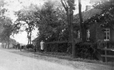 Vorschaubild: Das Haus des Schmiedemeister Folkert Peters Kramer 1938 am alten Standort in Potshausen (heute Dorfplatz). Foto überlassen von Gerd Bürjes.