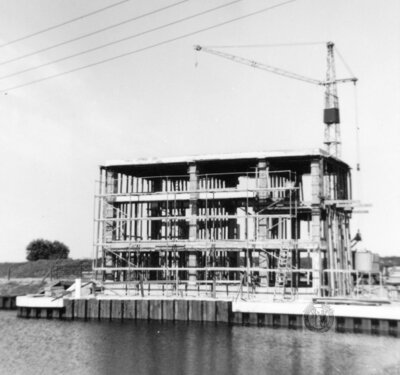 Vorschaubild: Mitte der 1960er Jahre hat das Bauunternehmen Rikus Kolthoff (Beton- und Stahlbetonbau) aus Bunde auch das Schöpfwerk in Holte neu erbaut. (Foto: Klaus-Dieter Schökel).