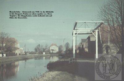 Vorschaubild: Das Untenende von Rhauderfehn um 1940. Der Blick geht zur ehemaligen Drogerie Prahm (hinten Bildmitte). Rechts ist die Brücke über die Dosewieke zu sehen. Fotoquelle: Carlheinz Stockmar.